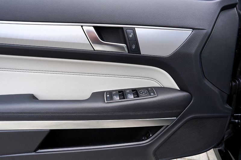 Mercedes-Benz Třídy E 200 CGI/cabrio/Avangarde/kůže - fotka 23 z 44