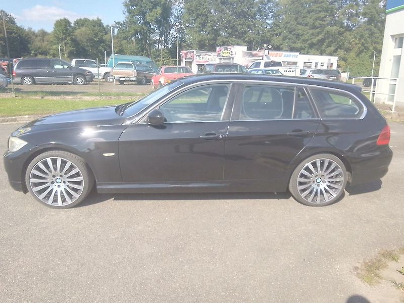 BMW Řada 3 2.0 318d Touring - fotka 7 z 15