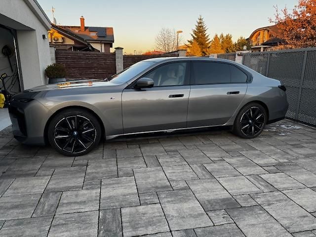 BMW i7 (2022) xDrive60 - fotka 3 z 14