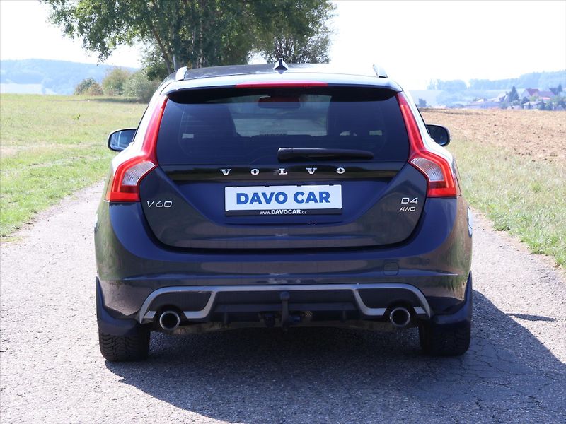 Volvo V60 2,4 D4 V5 Aut. AWD R-design - fotka 6 z 32