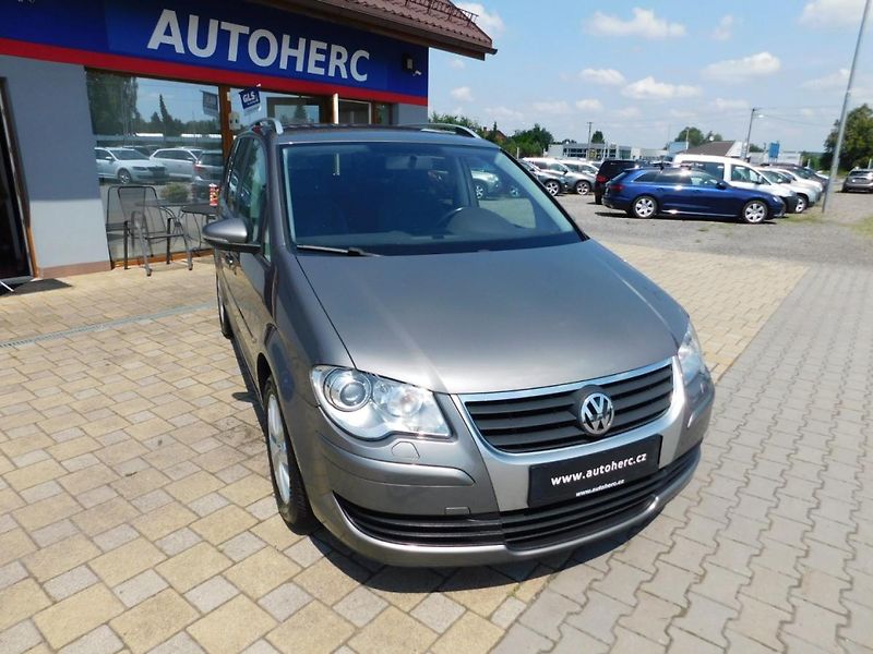 Volkswagen Touran (2009) 1.9 TDi DSG - fotka 2 z 31