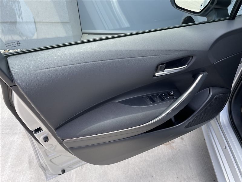 Toyota Corolla 1,8 Hybrid e-CVT Confort ČR.1. - fotka 22 z 29