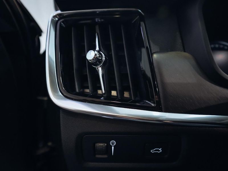 Volvo V90 D5 Cross Country 173 kW - fotka 9 z 26