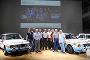 John Haugland ve žluté košili mezi dalšími osobnostmi Škody Motorsport.