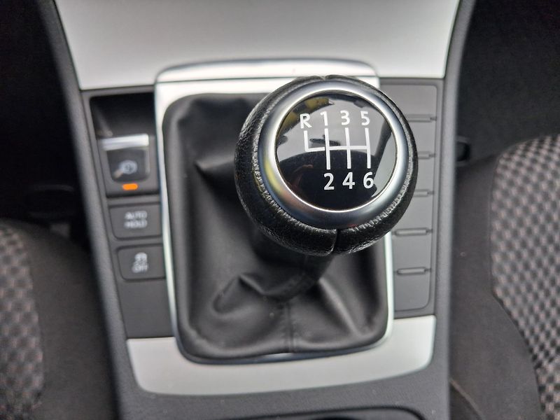 Volkswagen Passat (2011) 1,4TSi NAVI VYHŘ.SED, 2x KOLA - fotka 28 z 38