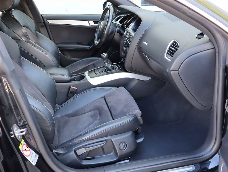 Audi A5 (2010) S-Line 2.0 TFSI, Xenony - fotka 9 z 16