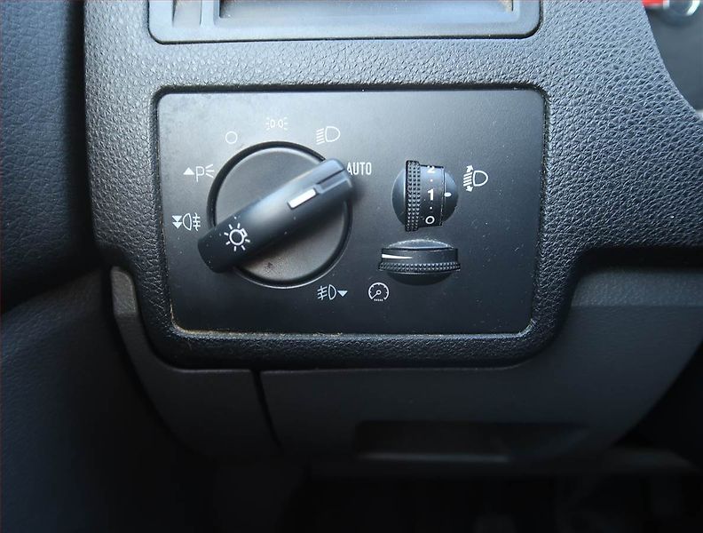 Ford C-MAX (2008) Ghia 1.6 TDCi, Tažné, Klima - fotka 14 z 17