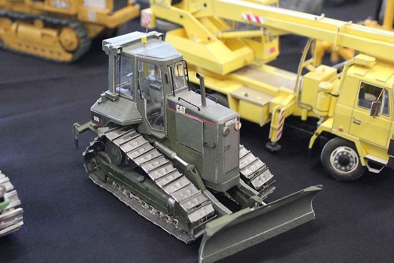 Papírový model buldozeru Caterpillar.