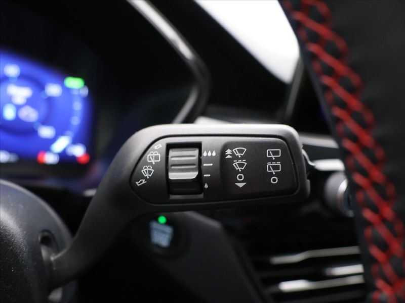 Ford Kuga 2,5 DT HEV ST-LineX AWD AT - fotka 18 z 23