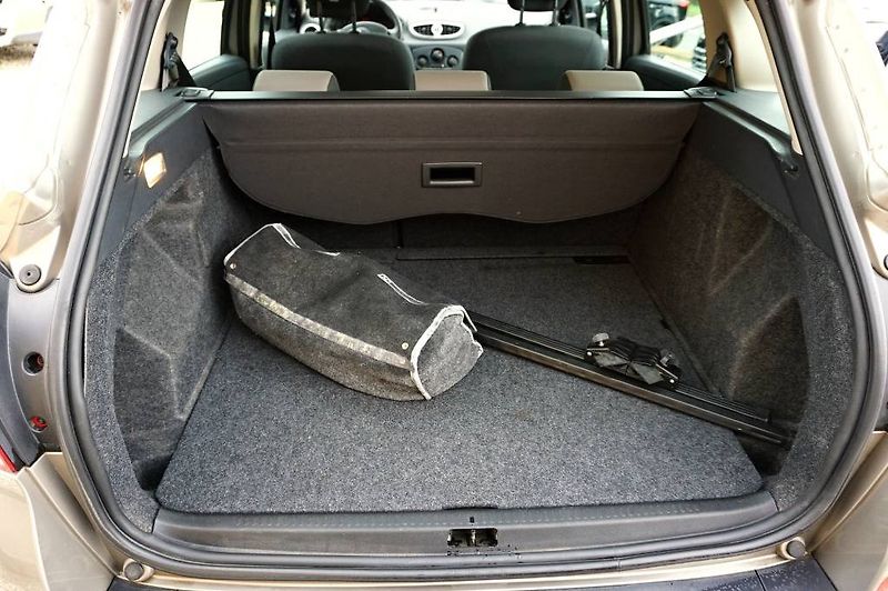 Renault Clio (2009) 1,2 16V 55 kW - fotka 11 z 33