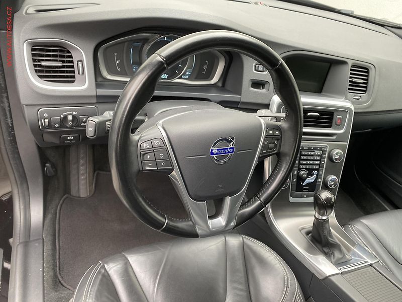 Volvo S60 (2013) 2.4 D5, Summum, bixen - fotka 13 z 19