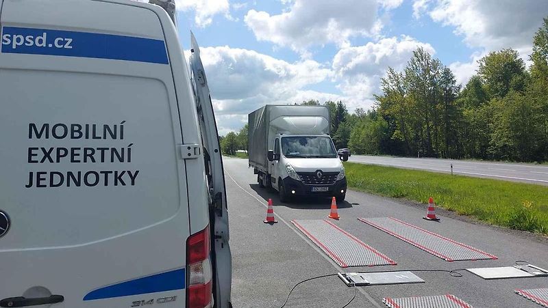Kontrolní vážení dodávek na silnici I/6 Praha - Karlovy Vary u Bochova. Inspektoři Centra služeb pro silniční dopravu tu za dopoledne odhalili celkem tři přetížené dodávky.