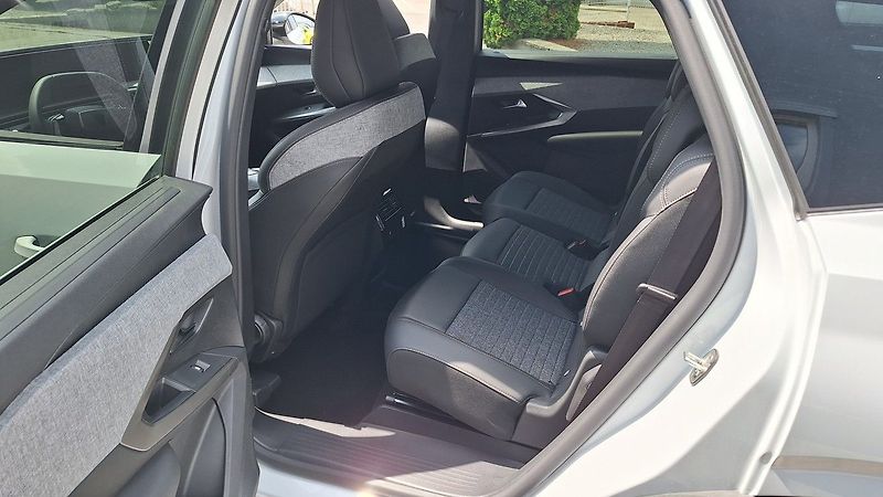 Peugeot 5008 (2025) ALLURE Hybrid 145 e-DCS6 - fotka 11 z 21