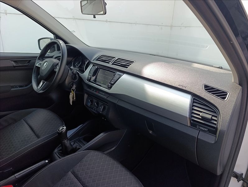 Škoda Fabia 1,0 MPi Klimatizace Tempomat - fotka 26 z 32
