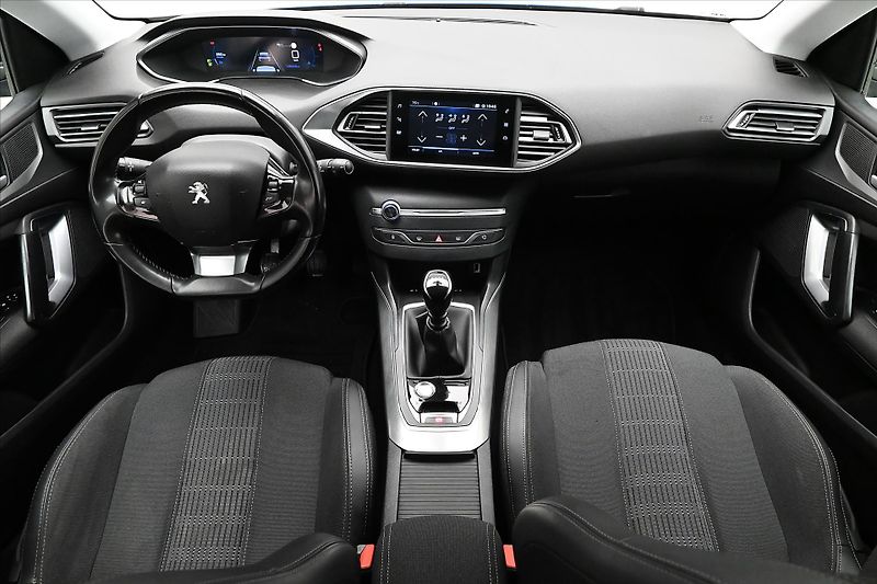 Peugeot 308 1,5 BlueHDI 96 kW Allure Záruk - fotka 15 z 31