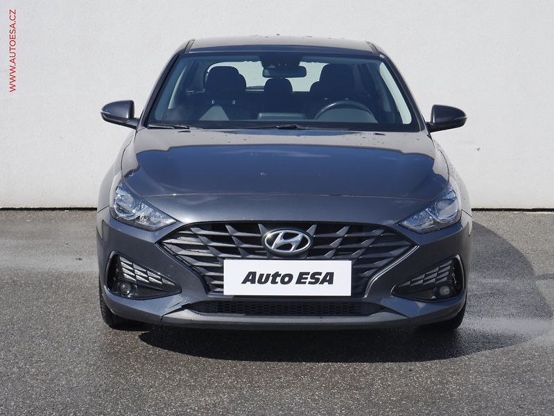 Hyundai i30 (2020) 1.5 DPi, 2.maj,ČR, AC, park - fotka 2 z 21
