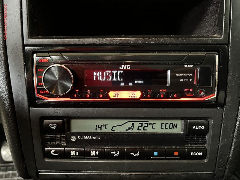 Volkswagen Golf (2002) 1.6i, Klima - fotka 10 z 11
