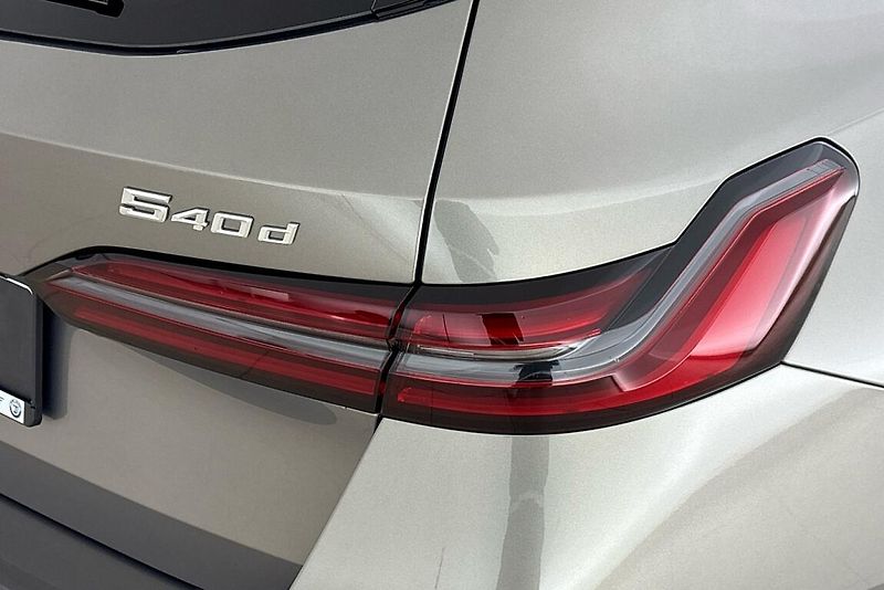 BMW Řada 5 540d xDrive Touring - fotka 5 z 24
