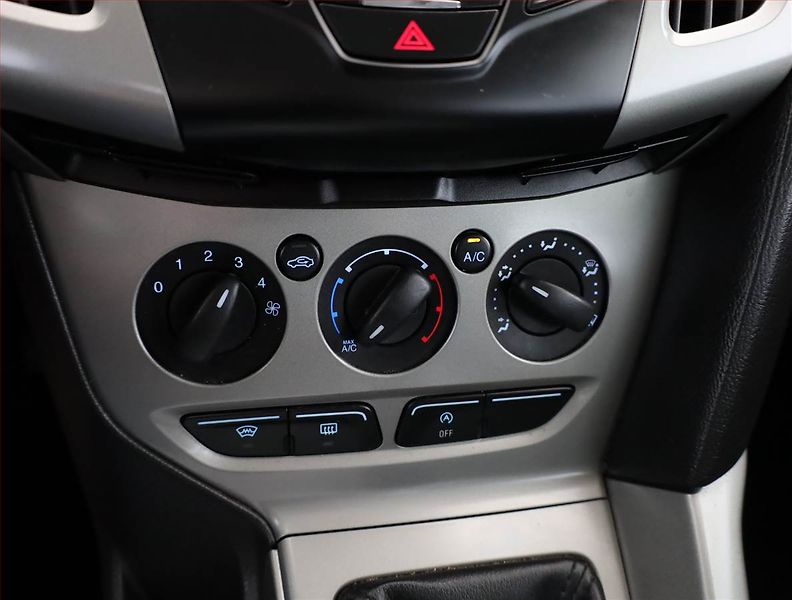 Ford Focus (2013) 1.6 TDCi, po STK, Tažné - fotka 10 z 15