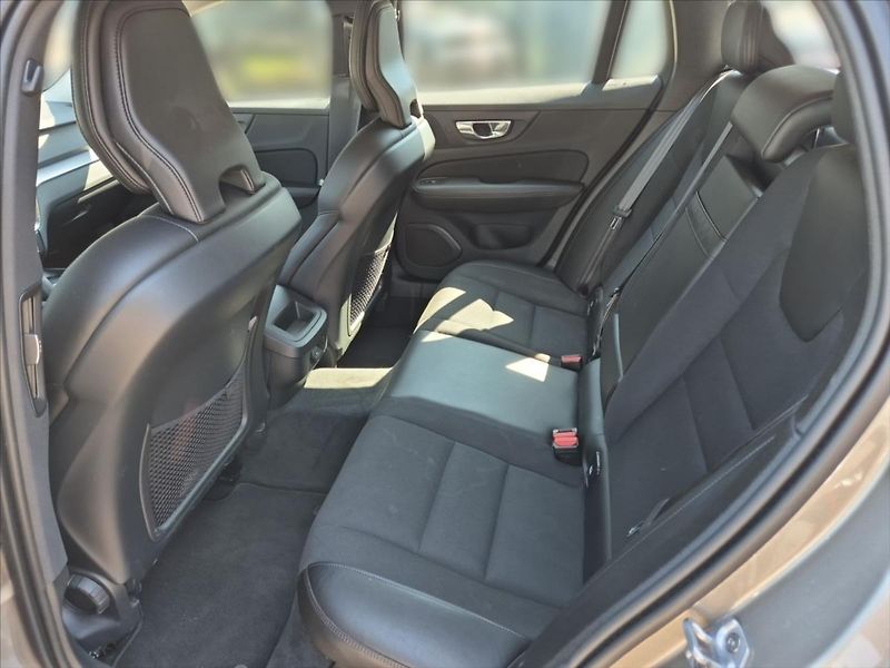 Volvo V60 2,0 D4 AWD Cross Country - fotka 10 z 19