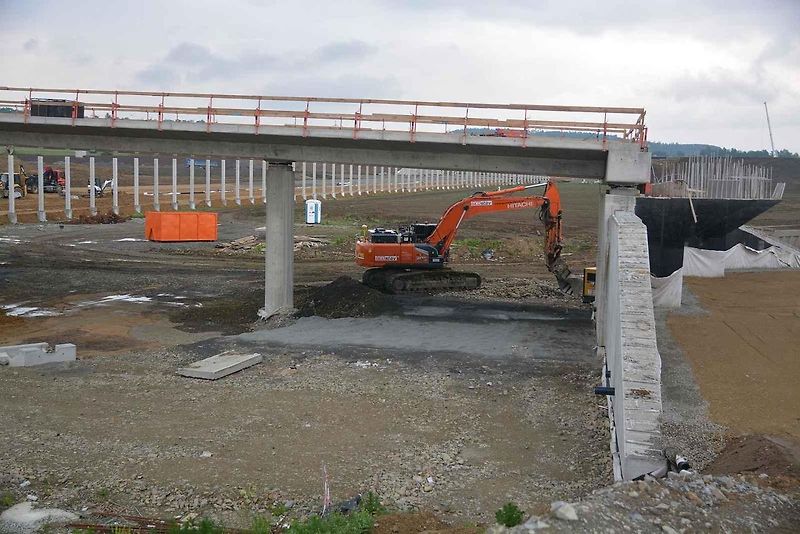 Stavba dálnice D1 mezi Říkovicemi a Přerovem je v plném proudu. V těchto dnech se pokládají asfaltové vrstvy na přeložce Tovačovské ulice.