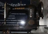 a další exponáty - třeba šicí stroj Praga
