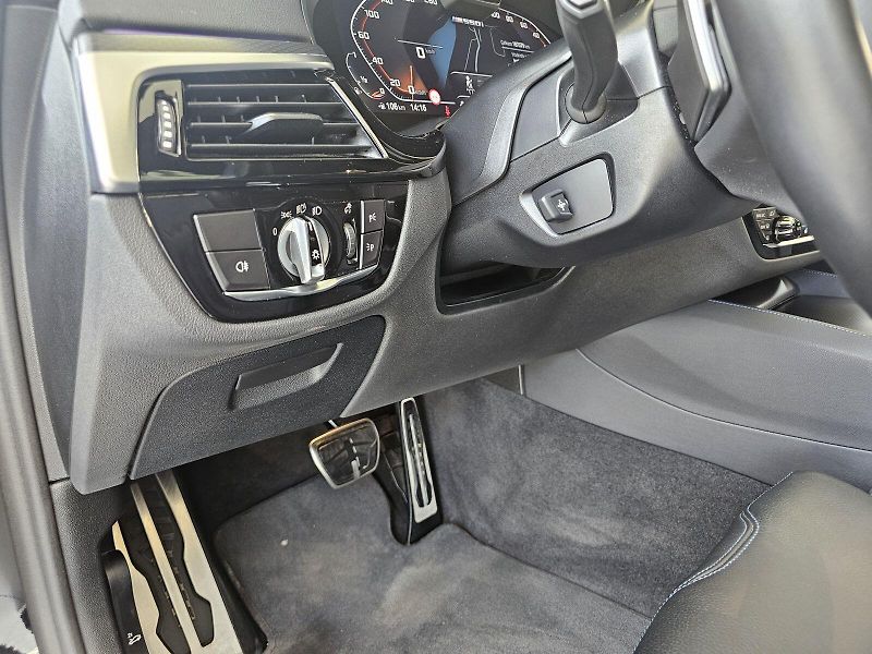 BMW Řada 5 M550i xDrive - fotka 15 z 32