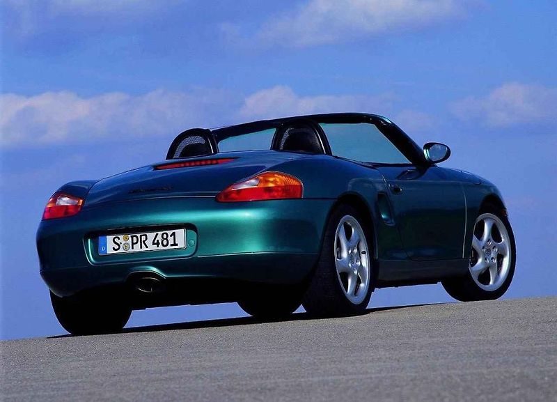 Spolehlivost je příkladná, stejně jako u všech Porsche, záleží jen na přístupu předchozích majitelů. Zanedbané auto se zle nemusí vyplatit. Z hlediska budoucího růstu jsou na tom nejlépe 3,2litrové verze s manuálem. Automat rovnou pusťte z hlavy.