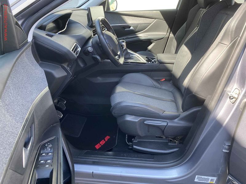 Peugeot 5008 (2022) 1.5 HDi, Allure, LED, kamera - fotka 9 z 17