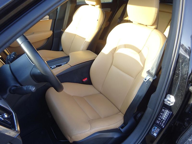 Volvo V90 D4 140kW BUSINESS PLUS DPH - fotka 5 z 32