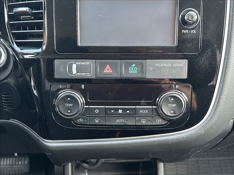 Mitsubishi Outlander 2,0 150PS  Intense A/T 4x4 - fotka 26 z 53