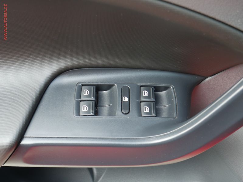 Seat Ibiza (2009) 1.4i, ČR, servis.kniha, AC - fotka 11 z 18