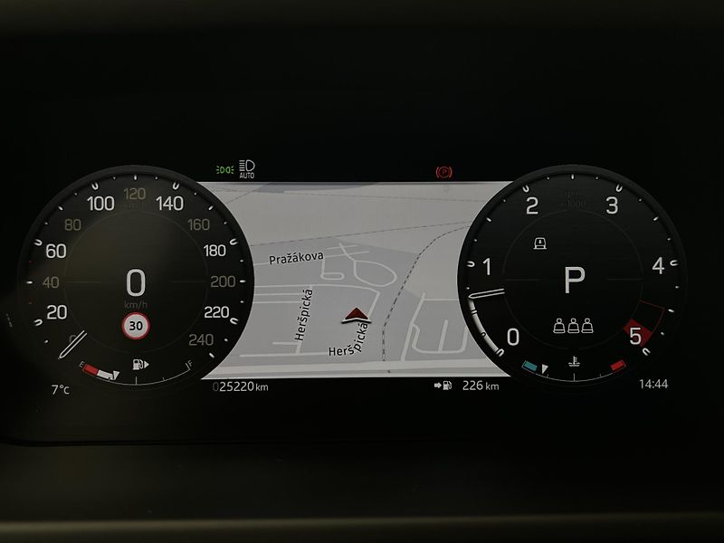 Land Rover Defender 110 D300 X-DYNAMIC SE AWD AUT  - fotka 24 z 48