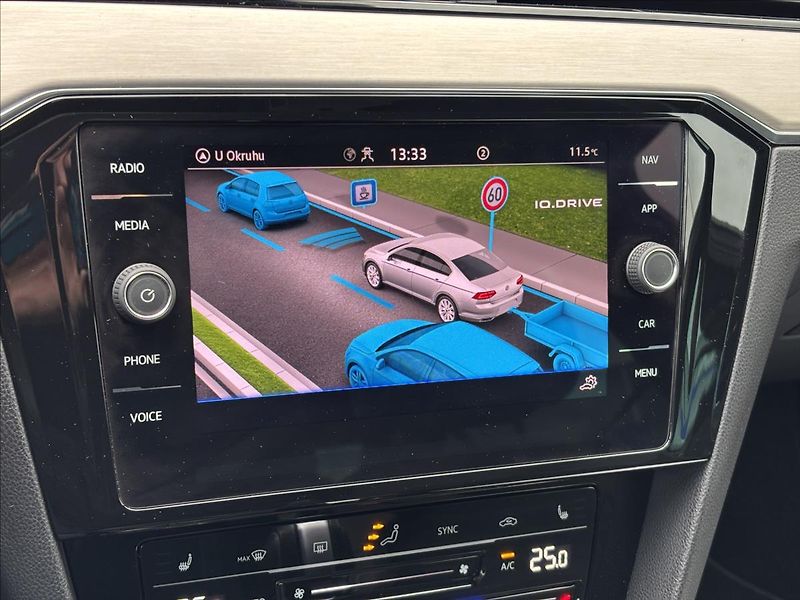 Volkswagen Passat 2,0 TDI R-Line 140kW - fotka 25 z 47