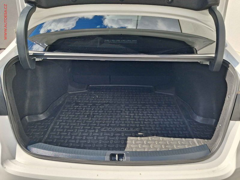 Toyota Corolla (2023) 1.5i, 1.maj,ČR, Dynamic, LED - fotka 7 z 20