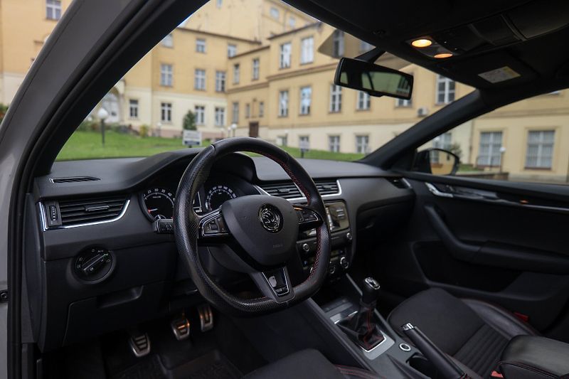Škoda Octavia 2.0 TDI 135 kW RS Tažné - fotka 13 z 36