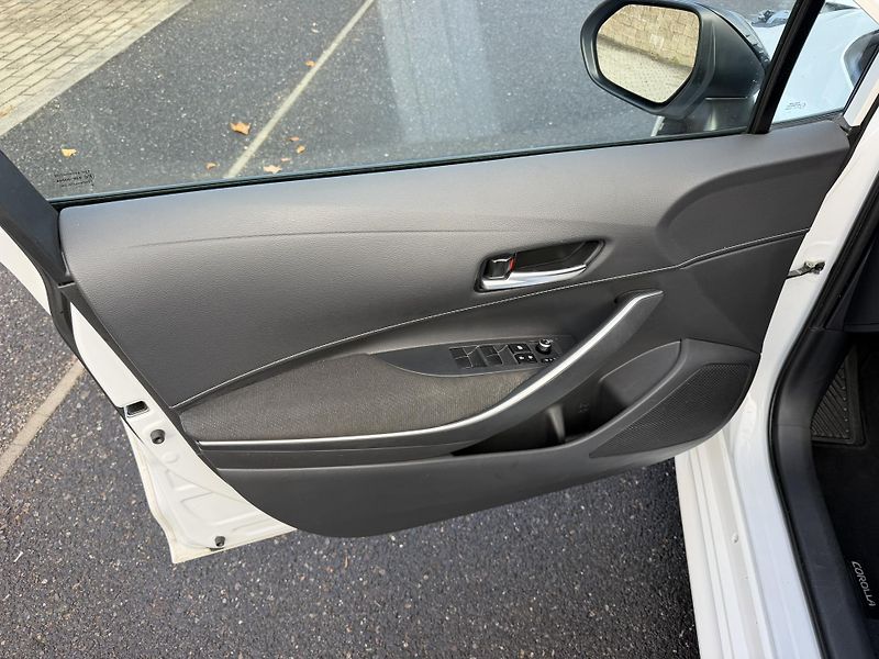 Toyota Corolla Kombi 1,8i hybrid automat  - fotka 13 z 19