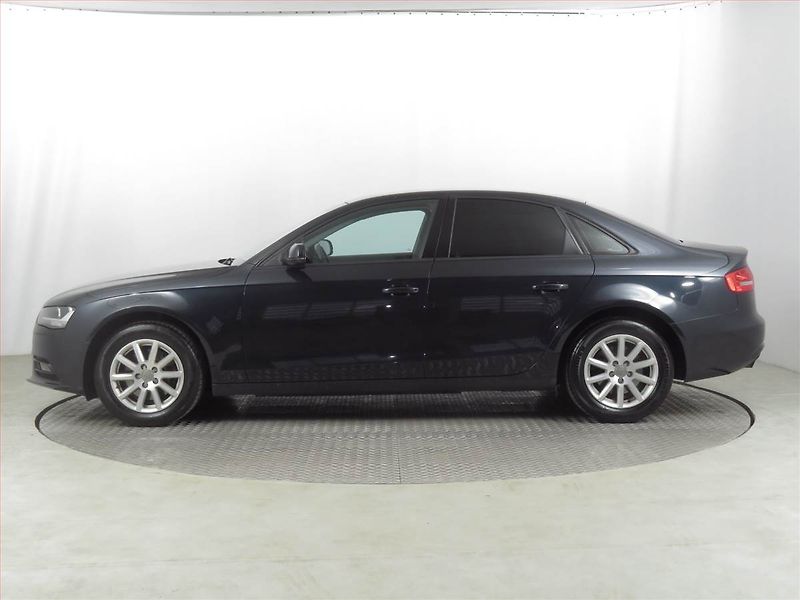 Audi A4 (2013) 2.0 TDI, Park. senzory - fotka 3 z 18