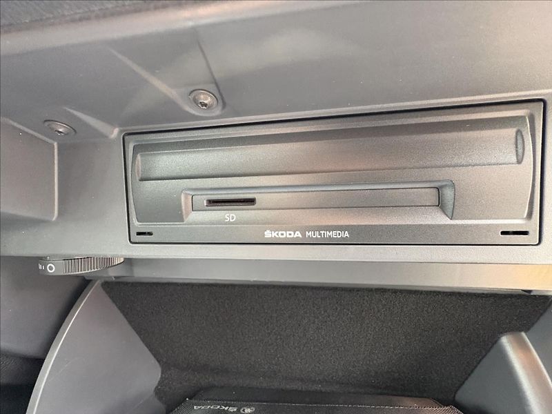 Škoda Superb 1,6 TDi 88kW Xenon,ACC,Výhřev - fotka 21 z 36