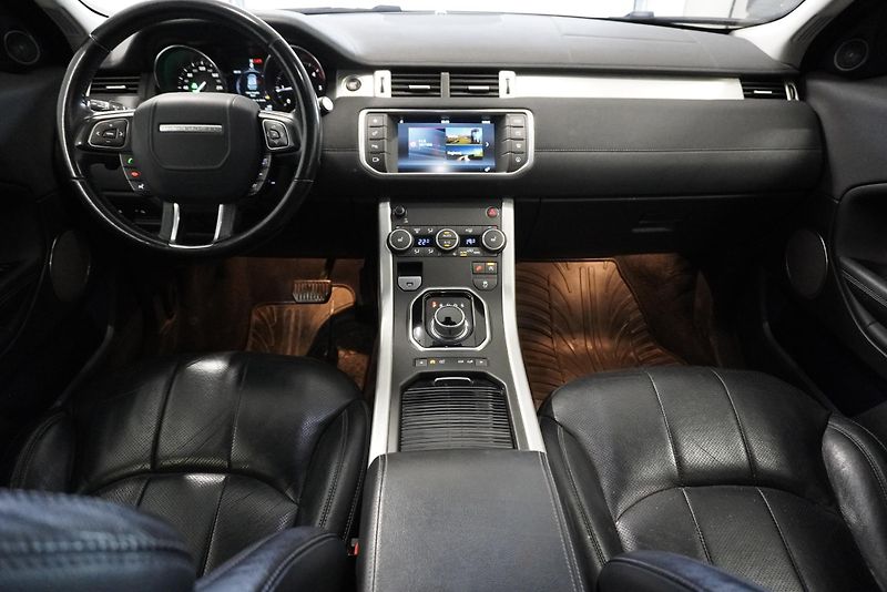 Land Rover Range Rover Evoque 2.0SE DYNAMIC 4WD AUTOMAT - fotka 26 z 30