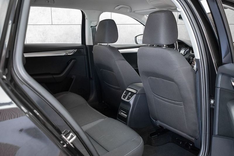 Škoda Octavia 1.6 TDI 85kW *MirrorLink*ACC* - fotka 12 z 40