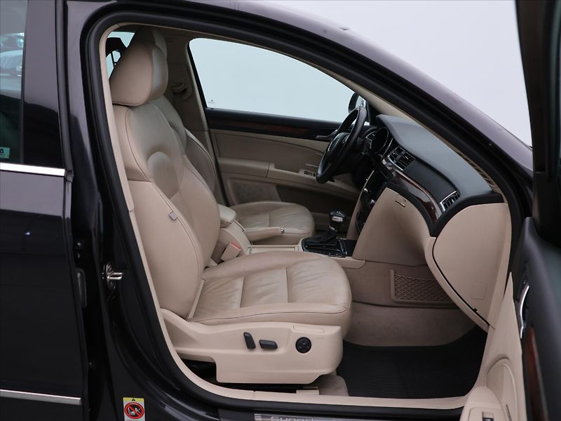Škoda Superb 3,6 FSI 191kW Exclusive 1.Maj - fotka 11 z 28