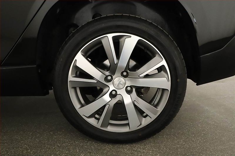 Peugeot 2008 (2015) 1.6 BlueHDi, Navi, Tempomat - fotka 17 z 17