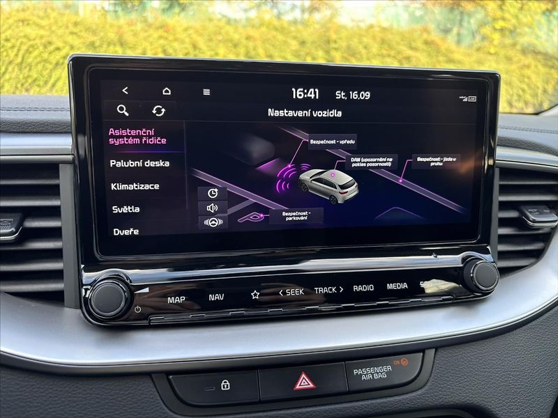 Kia Ceed 1,5 TGDi TOP ZÁRUKA CARPLAY - fotka 21 z 39