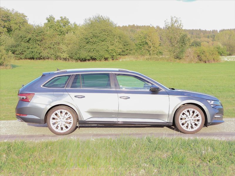 Škoda Superb 2,0 TDI DSG L&K CZ DPH - fotka 8 z 22
