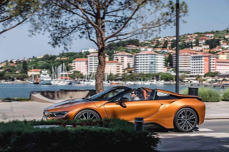 BMW i8 Roadster a M5.