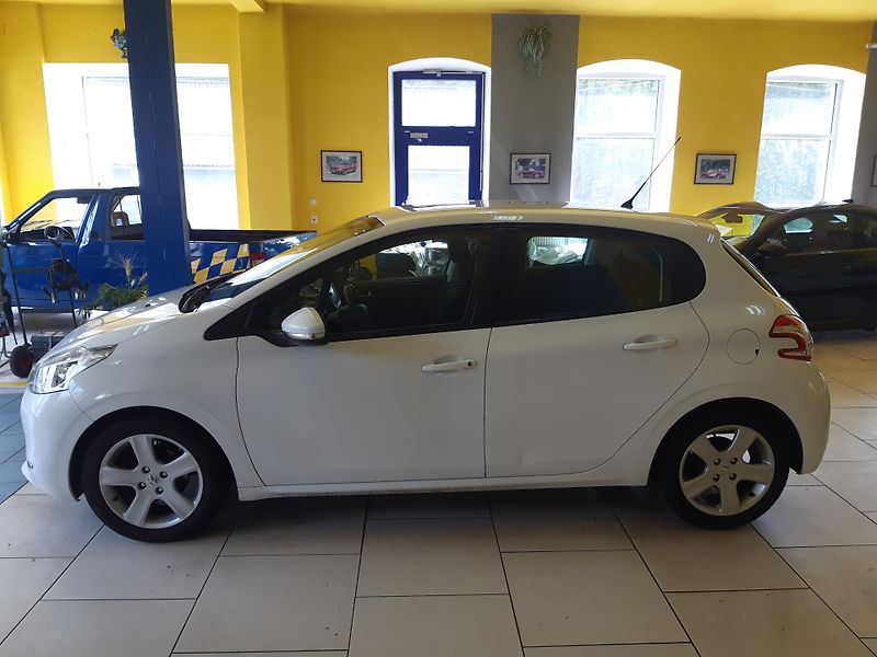 Peugeot 208 1.2 i KLIMA koup. ČR - fotka 4 z 27