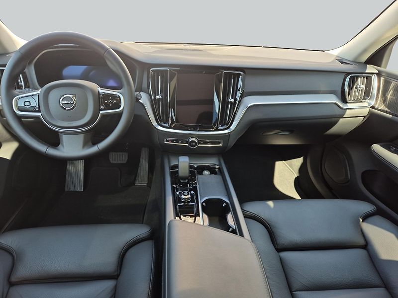 Volvo V60 B4 Plus Dark - fotka 11 z 15
