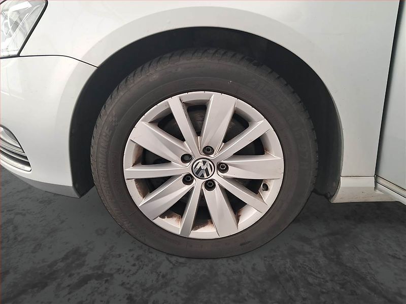 Volkswagen Passat (2013) 2.0 TDI, Automat, Xenony - fotka 15 z 16