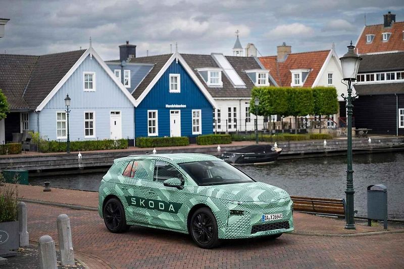 Škoda Elroq při testovacích jízdách s kamuflovanými kusy